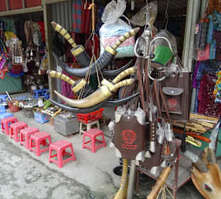 Buden am Eingang zu dem Love Wasserfall