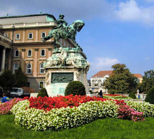 Blumenrabatte und Reiterstandbild