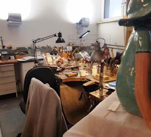 Hinten die Werkstatt