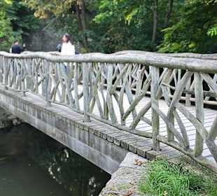 Schöne Brücken im Park