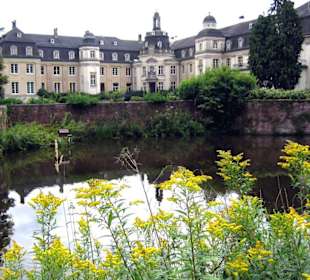 Schloss Varlar, Gräfte und Hauptflügel