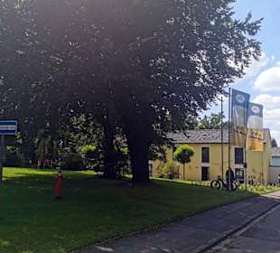 Außenansicht und Weg zum Biergartens