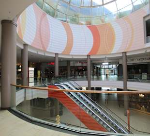 Rolltreppen führen in das Erdgeschoss