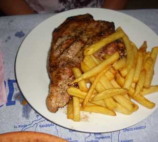 Kotelett vom Grill mit Pommes