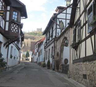 Hambacher Schloss von der Schlossgasse aus