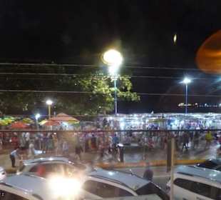 Blick auf das bunte Treiben des Nachtmarkts