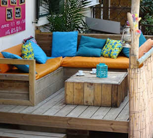 Lounge-Sitze in den Terrasses du Racou