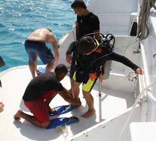 Philip bei den Tauchvorbereitungen