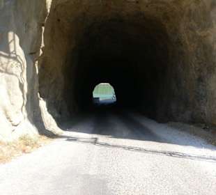 Vom Parkplatz durch den Tunnel zum See