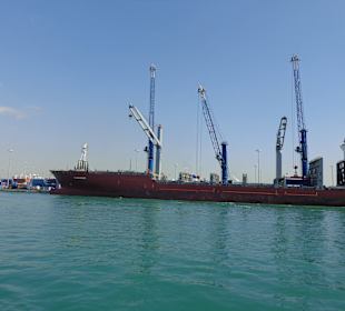 Blick auf den Frachthafen