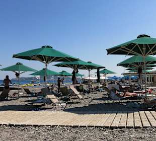 Der Strand aus Sand und Kies