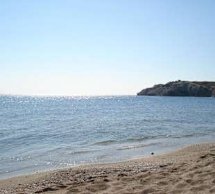 Hotelstrand mit Plateau im Hintergrund