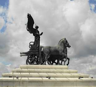 Eine der beiden Figuren auf dem Dach