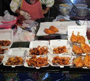 Der Bangtao Nacht-Markt mit Angeboten 023