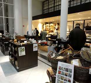 Blick in die Verkaufsräume bei Manufactum
