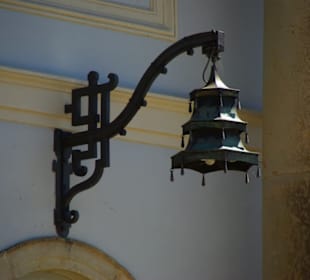 Sehr alte Laterne am Eingang