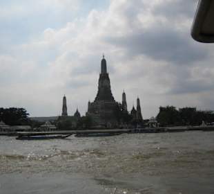 Aussicht auf einen Tempel am Fluss.