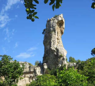 Säule von früherem Dach im Steinbruch