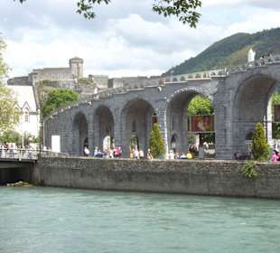 Blick über den Gave, den heiligen Bezirk zur Burg
