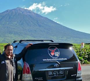Unser Reiseleiter und der Mt. Kerinci.