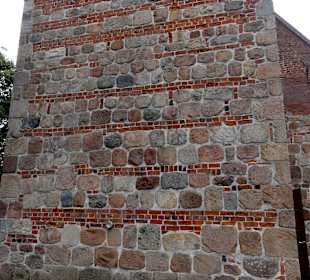 Blick auf das Feldsteinmauerwerk