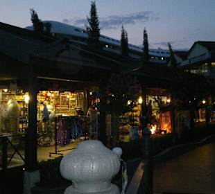 Einkaufspassage am Abend