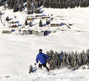 Skifahren mit Blick auf das Berghotel Ifenblick