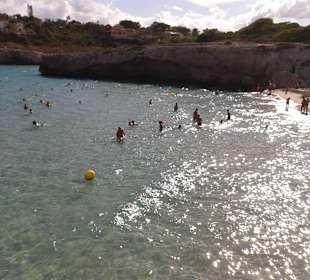 Strand an größerer Bucht. Top