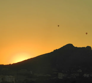 Heißluftballons bei Sonnenuntergang