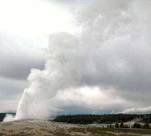 Old Faithful Geyser – Wyoming, United States 