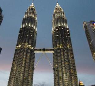 Petronas Towers kurz nach Sonnenuntergang