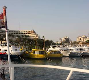 Ablegen im Hafen vom Hilton