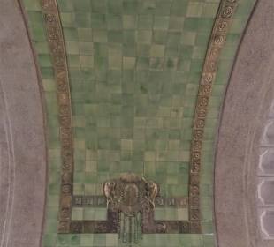 Kachelkunst an der Decke des Alten Elbtunnels