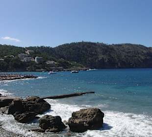 Felsiger Steinstrand neben dem Sandstrand
