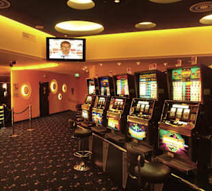 Automatenspiel mit Blick auf den TV