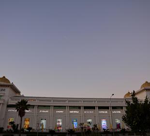 Shopping center opposite the Hotel Sherwood Breezes Resort