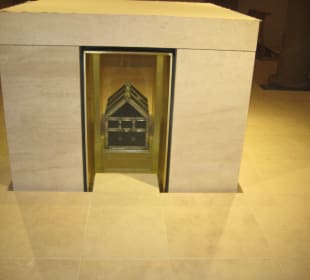 Krypta:  Altar mit Ebenholzkästchen / s. u.