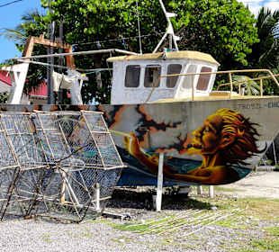 Fischkutter und Langusten-Käfige in der Sonne
