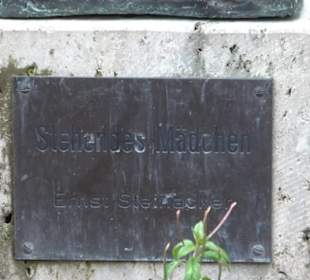 Skulptur Stehendes Mädchen