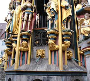 Figuren im Schönen Brunnen