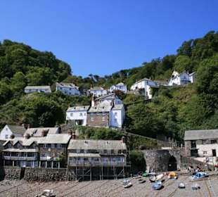 Blick vom Kai auf das Fischerdorf Clovelly