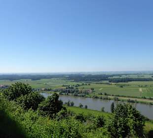 Richtung Süden in die Alpen, im Vordergrund Donau