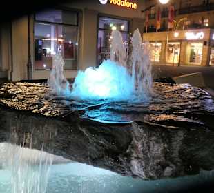 Brunnen am Leo mit „schwebender Steinplatte“