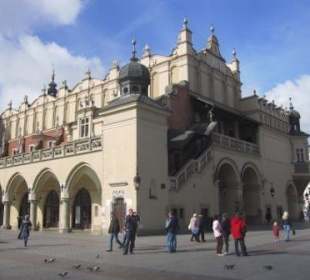 Die Tuchhallen am Marktplatz (Nordseite)
