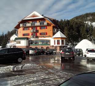 Hotel früh morgens vom Parkplatz aus