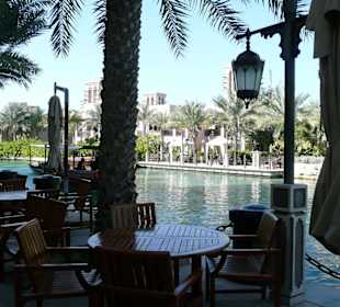 Eine der Wasserstrassen in der Madinat-Anlage