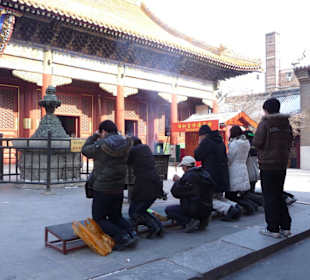 Gläubige entzünden Räucherstäbchen