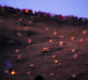 Feuer an den Berghängen