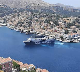 Eine Fähre legt in Symi an