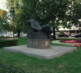 Pomnik przed budynkiem Zachęty (Peowiak - P.O.W.)